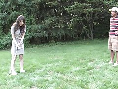 Brunetka z fajnymi dupą dostaje głęboki seks analny nowotworem