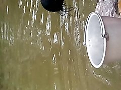 Facet pieprzy w przyrodzie brunetkę