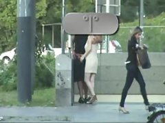 Blondynka i brunetka pod prysznicem całują się z językami i lizać cipki