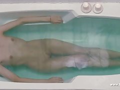 Do pizdy pięknej brunetki przedstawił wibrator i dziewczyna skończyła
