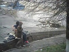 Dziewczyna w kabinie członek przez dziurę i cieszyła się spermą