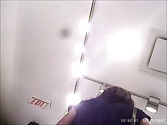 Po fitness laska idzie pod prysznic, gdzie kończy ze strumieniem stojąc