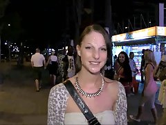 Przykładowo miłą, szczupłą blondynkę doprowadziły do slumsów i we wszystkie szczeliny trzech facetów