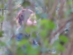 Młoda brunetka z masturbacja cipki i dostaje orgazmu