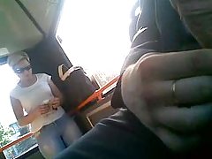 Policjant w mundurze na kieł suce w rajstopy