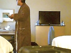 Facet zdradza swoją żonę z busty służącą, pieprzył ją w domu