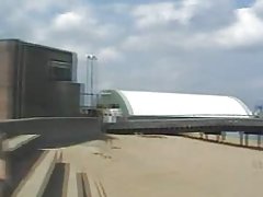 Stary gorąco przespał wyniosłą w różnych pozach na wiele sposobów