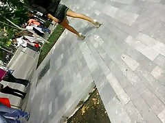 Blondynka w bieliźnie pokazuje gestami jak walić konia członek