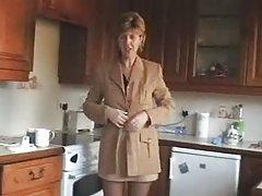 Surowo obchodzi blondynkę w cipkę i tylną dziurę dużym kutasem