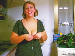 Glamour blondynka dostaje potężne strzały spermy na twarz
