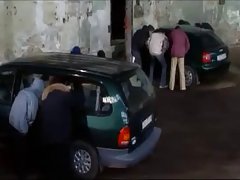 Brunetka z owłosioną pizdę pomazali olejem i długo wyjebali sukę