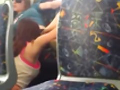 Zadowolona kobieta po pieprzenia się z chłopakiem liże palce w spermie