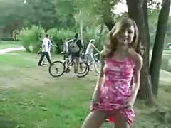 Piękna z zamkniętymi oczami podczas seksu masażu