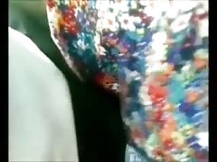 Brunetka wystawia nogi do przodu i zaczyna walić konia cipki