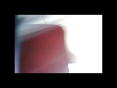 U brunetki w dupie palcami i zerżnęli w anal w nocniku