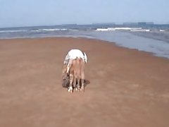 Seks czarnej dziewczyny i chłopaka na kanapie
