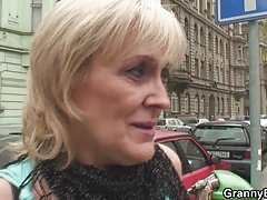 Brenda james wykorzystuje cipka, usta i tyłek