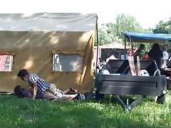 Naciągnął brunetkę na sprężyste broń