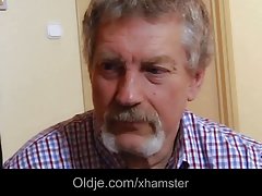 Stary pieprzy młodą cipkę brunetki i spuści na policzek dziewczyny