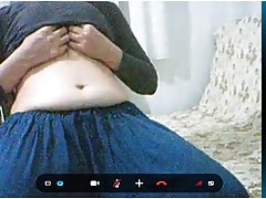Sexy blondynka pozuje w pobliżu basenu