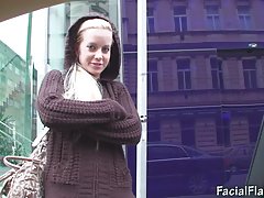 Dziewczyna leje wosk na cipki i walenie konia