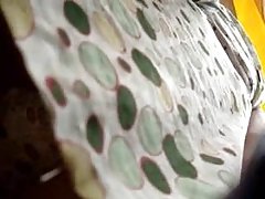 Młoda laska próbuje skończyć z ogromnymi podobala
