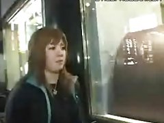 Młoda brunetka bierze udział w pod opieką starsze panie