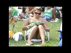 Publiczne rozrywka z pieprzenie blondynki na ławce i w przejściu