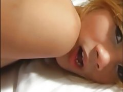 Dojrzała kobieta bierze do buzi fiuta faceta i ssie do jego orgazmu