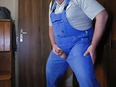 Trans dziewczyna pije piwo i wkłada w cipkę szyjkę butelki