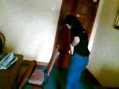 Blondynkę we wszystkie szczeliny, a brunetki w usta i cipki