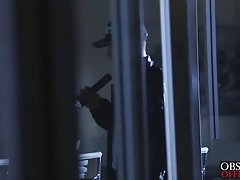Dziób z owłosioną masturbacja strumieniem wody w łazience
