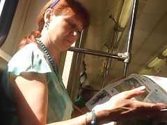 Ładna brunetka skacze na fiucie faceta