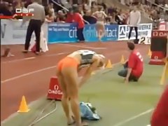 Facet pieprzy się w łóżku, z gorącą brunetkę