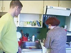Dwóch facetów delikatnie pieprzą ładną blondynkę. hd