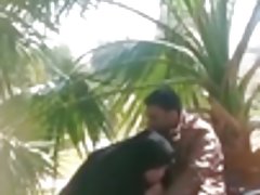 Dwie sexy dziewczyny pracują grupowych dziwki w jednym z klubów