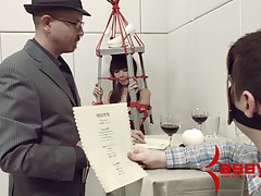 Baby członkowie na siebie i pozuje ze spermą na twarzy