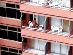 Dojrzała z dużymi cyckami ssanie penisa i wkłada w cipkę