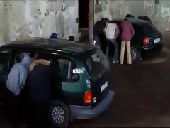 Wtyka wibrator w dupę, aż facet pieprzy cipki