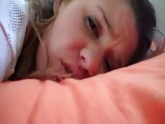 Mila rozbiera się dla faceta i on spuści od jej wspaniałego ciała