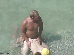 Prawdziwy seks w ciemnym lesie z zakończeniem na cipki brunetki