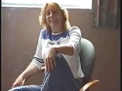 Dziwka z bujnymi kształtami będzie brać do buzi wielkiego fiuta faceta
