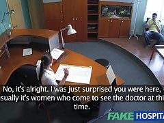 Liże łechtaczkę dziewczyny, którą zdobywa potężny członek chłopaka