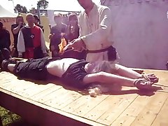 Najlepsza studentka i łysy tego uczy się pieprzą na widowni na stole