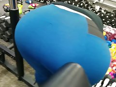 Blondynka kapie sperma z ust do ust dziewczyny
