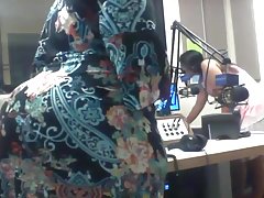 Dziewczyna wyszła z basenu aby masturbacji cipki na leżaku