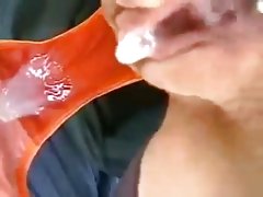 Dziewczyna palantem, a chłopak usłyszał ją i pomóc swoim członkiem