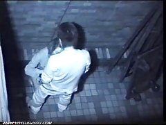 Facet pieprzy w garażu śliczną laseczkę
