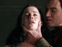 Niesamowity anal w oleju brunetki