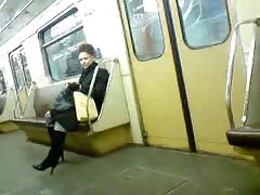 Porno ciemnowłosa kobieta masturbuje się